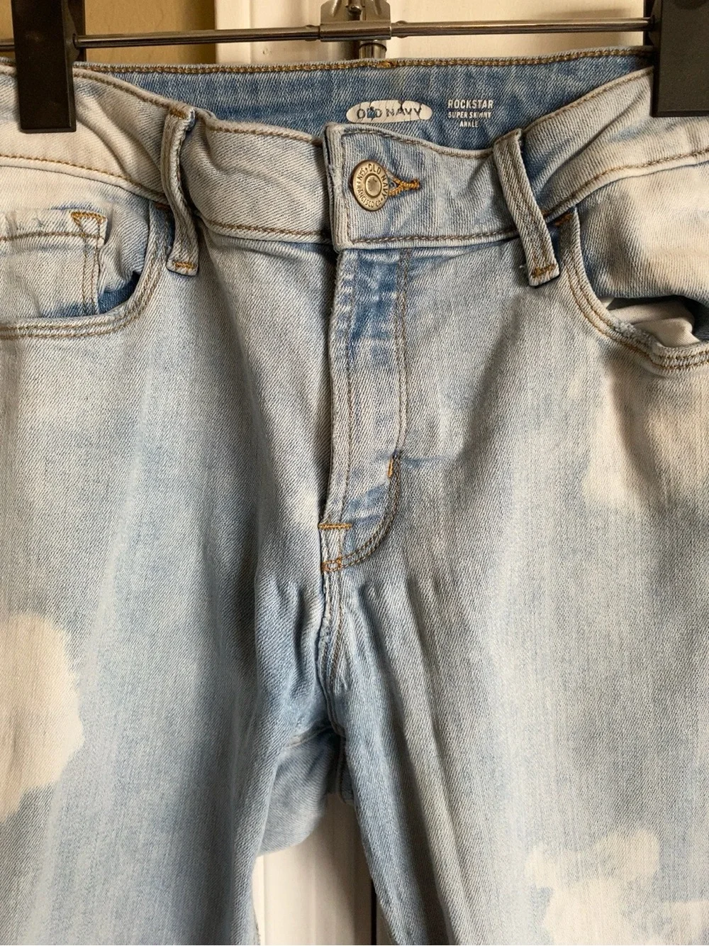 Old Navy Rockstar Super Skinny Ankle Jeans Size 8 Light Wash Distressed Raw Hem - Picture 2 of 3